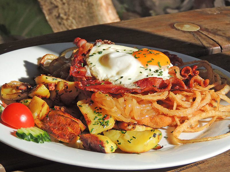 Schnitzel Almöhi mit Zwiebeln, Bacon und Spiegelei