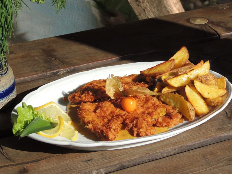 Schnitzel "Mahattma"  mit einer Ananas-Curry Soße