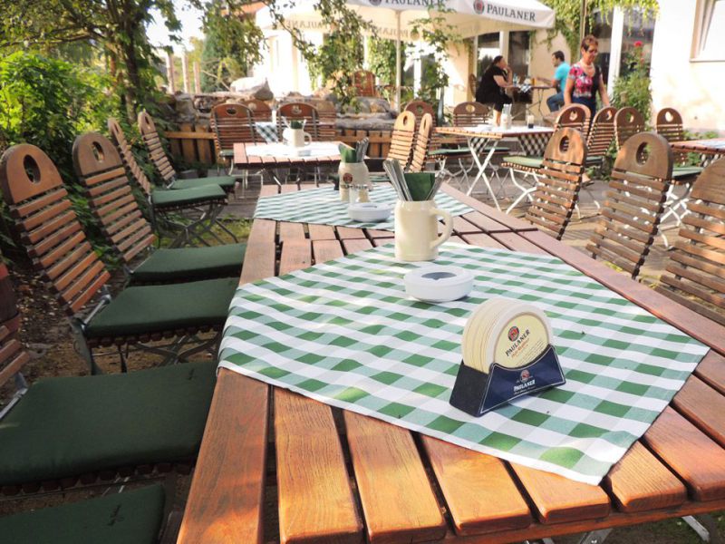 Bei gutem Wetter ist der Biergarten geöffnet