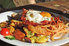 Schnitzel Almöhi mit Zwiebeln, Bacon und Spiegelei
