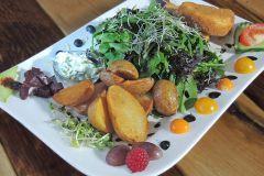 Salat Nico mit Schafskäse, wunderbar arrangiert 