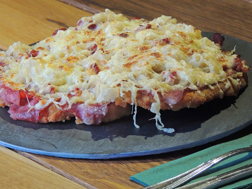 Ein echtes Schnitzels Original: NYC Steuben. Schnitzel überbacken mit Sauerkraut und Bergkäse